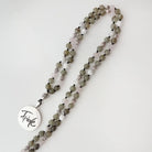 Premium Mala „Friede“ aus Labradorit und Howlith – Sign by Jwala®, edle Handarbeit, Unikat, exklusives Schmuckstück für Schutz, innere Ruhe und spirituelle Balance