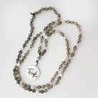 Handgemachte Friede-Mala Labradorit/Howlith – Original von Sign by Jwala®, limitiertes Einzelstück, hochwertige Edelstein-Kette für Harmonie, Wohlbefinden und Achtsamkeit