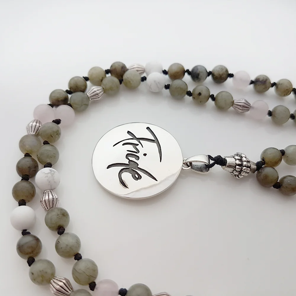 Luxus Mala „Friede“ Labradorit & Howlith – Sign by Jwala®, exklusive Meditationskette, liebevoll gefertigt, Premium-Qualität für Schutz, Frieden und mentale Stärke