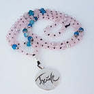 Premium Mala „Freude“ Rosenquarz und blauer Achat – Sign by Jwala®, edle Handarbeit, Unikat, exklusives Schmuckstück für Lebensfreude, Liebe und emotionale Balance