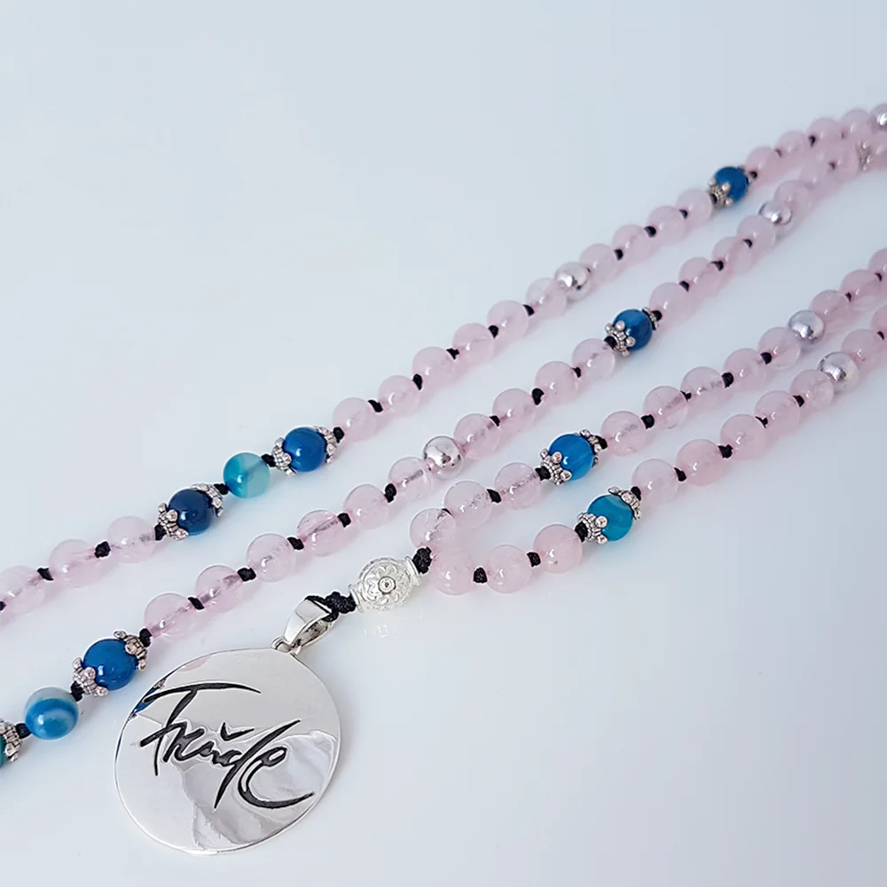 Handgemachte Freude-Mala Rosenquarz/blauer Achat – Original von Sign by Jwala®, limitiertes Einzelstück, hochwertige Edelstein-Kette für Achtsamkeit, Harmonie und Wohlbefinden