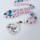 Exklusive Freude-Mala Rosenquarz & blauer Achat – handgefertigte Meditationskette, Original von Sign by Jwala®, Limited Edition, hochwertiger Edelsteinschmuck für Harmonie und Herzensöffnung