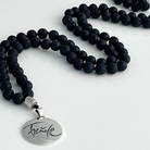 Exklusive Freude-MännerMala Lavastein – handgefertigte Meditationskette, Original von Sign by Jwala®, Limited Edition, hochwertiger Edelsteinschmuck für Energie und Ausgeglichenheit
