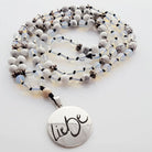 Premium Mala „Liebe“ Mondstein und Howlith – Sign by Jwala®, edle Handarbeit, Unikat, exklusives Schmuckstück für emotionale Heilung, Balance und spirituelle Entwicklung