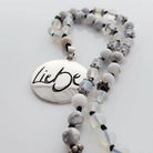 Spirituelle Mala-Kette Mondstein & Howlith – Sign by Jwala® Original, Limited Edition, hochwertige Edelstein-Meditationskette, Unikat für emotionale Balance, Liebe und Lebensfreude