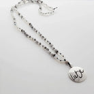 Handgemachte Mala-Kette Mondstein/Howlith – Original von Sign by Jwala®, limitiertes Einzelstück, hochwertige Edelstein-Kette für Herzenswärme, Wohlbefinden und Achtsamkeit