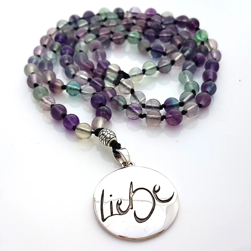 Premium Mala „Liebe“ Fluorit mit Medaillon – Sign by Jwala®, edle Handarbeit, Unikat, exklusives Schmuckstück für emotionale Balance, Harmonie und spirituelle Entwicklung