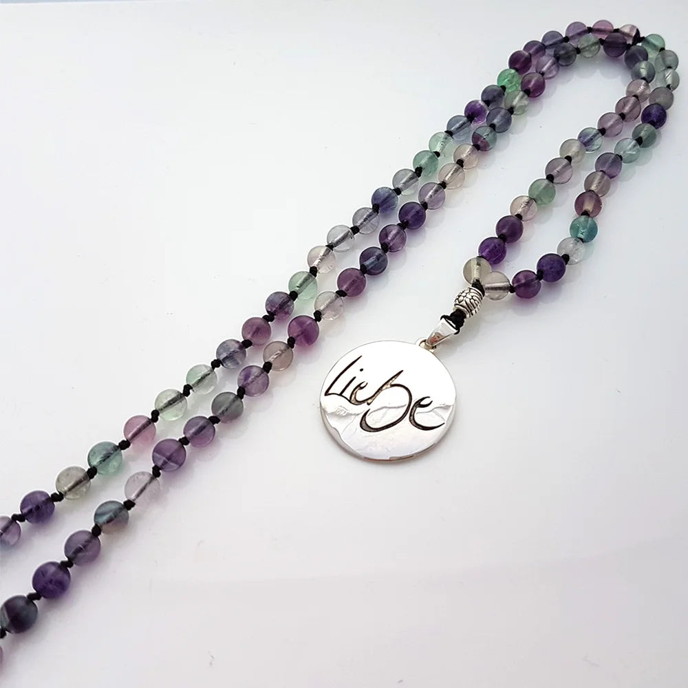 Handgemachte Fluorit-Mala mit Medaillon „Liebe“ – Original von Sign by Jwala®, limitiertes Einzelstück, hochwertige Edelstein-Kette für Herzensenergie, Achtsamkeit und Wohlbefinden