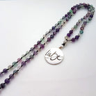 Handgemachte Fluorit-Mala mit Medaillon „Liebe“ – Original von Sign by Jwala®, limitiertes Einzelstück, hochwertige Edelstein-Kette für Herzensenergie, Achtsamkeit und Wohlbefinden
