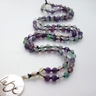 Luxus Mala „Liebe“ Fluorit mit Medaillon – Sign by Jwala®, exklusive Meditationskette, liebevoll gefertigt, Premium-Qualität für Klarheit, Liebe und innere Ausstrahlung