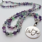 Exklusive Fluorit Mala mit Medaillon „Liebe“ – handgefertigte Meditationskette, Original von Sign by Jwala®, Limited Edition, hochwertiger Edelsteinschmuck für Herzöffnung und Klarheit