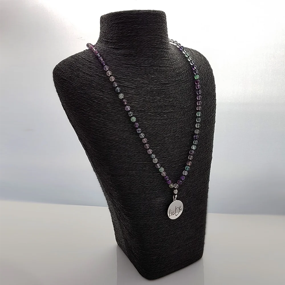 Original Fluorit Mala mit Medaillon „Liebe“ – SignShop.Tirol, einzigartige Schmuckkette, handgemacht, wertvolles Accessoire für Herz, Klarheit und positive Energie