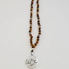 Handgemachte Tigerauge-Mala „Liebe“ – Original von Sign by Jwala®, limitiertes Einzelstück, hochwertige Edelstein-Kette für Herzenswärme, Wohlbefinden und Achtsamkeit