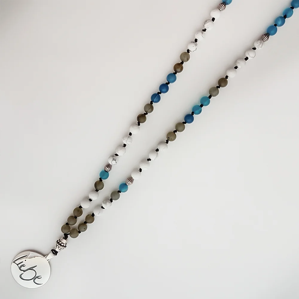 Premium Mala „Liebe“ aus blauem Achat, Labradorit & Howlith – Sign by Jwala®, edle Handarbeit, Unikat, exklusives Schmuckstück für Klarheit, Harmonie und emotionale Tiefe
