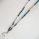 Premium Mala „Liebe“ aus blauem Achat, Labradorit & Howlith – Sign by Jwala®, edle Handarbeit, Unikat, exklusives Schmuckstück für Klarheit, Harmonie und emotionale Tiefe