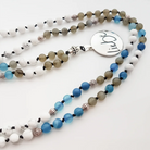 Handgemachte Liebe-Mala Blauer Achat/Labradorit/Howlith – Original von Sign by Jwala®, limitiertes Einzelstück, hochwertige Edelstein-Kette für Achtsamkeit, Liebe und spirituelle Entwicklung