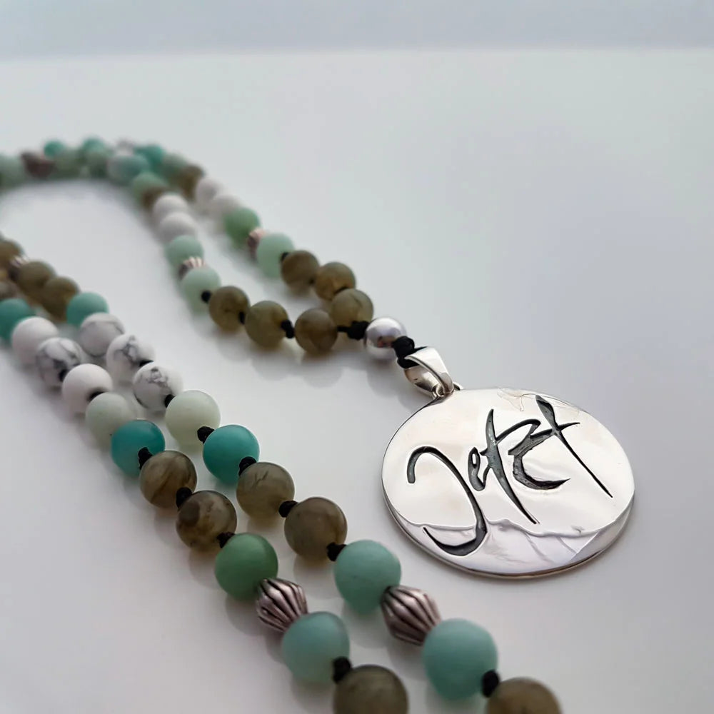 Premium Mala „Zeit für Veränderung“ Howlith, Amazonit & Labradorit – Sign by Jwala®, edle Handarbeit, Unikat, exklusives Schmuckstück für Transformation, Energie und spirituelle Entwicklung