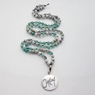 Exklusive Jetzt-Mala Howlith & Amazonit – handgefertigte Meditationskette, Original von Sign by Jwala®, Limited Edition, hochwertiger Edelsteinschmuck für Achtsamkeit und Klarheit