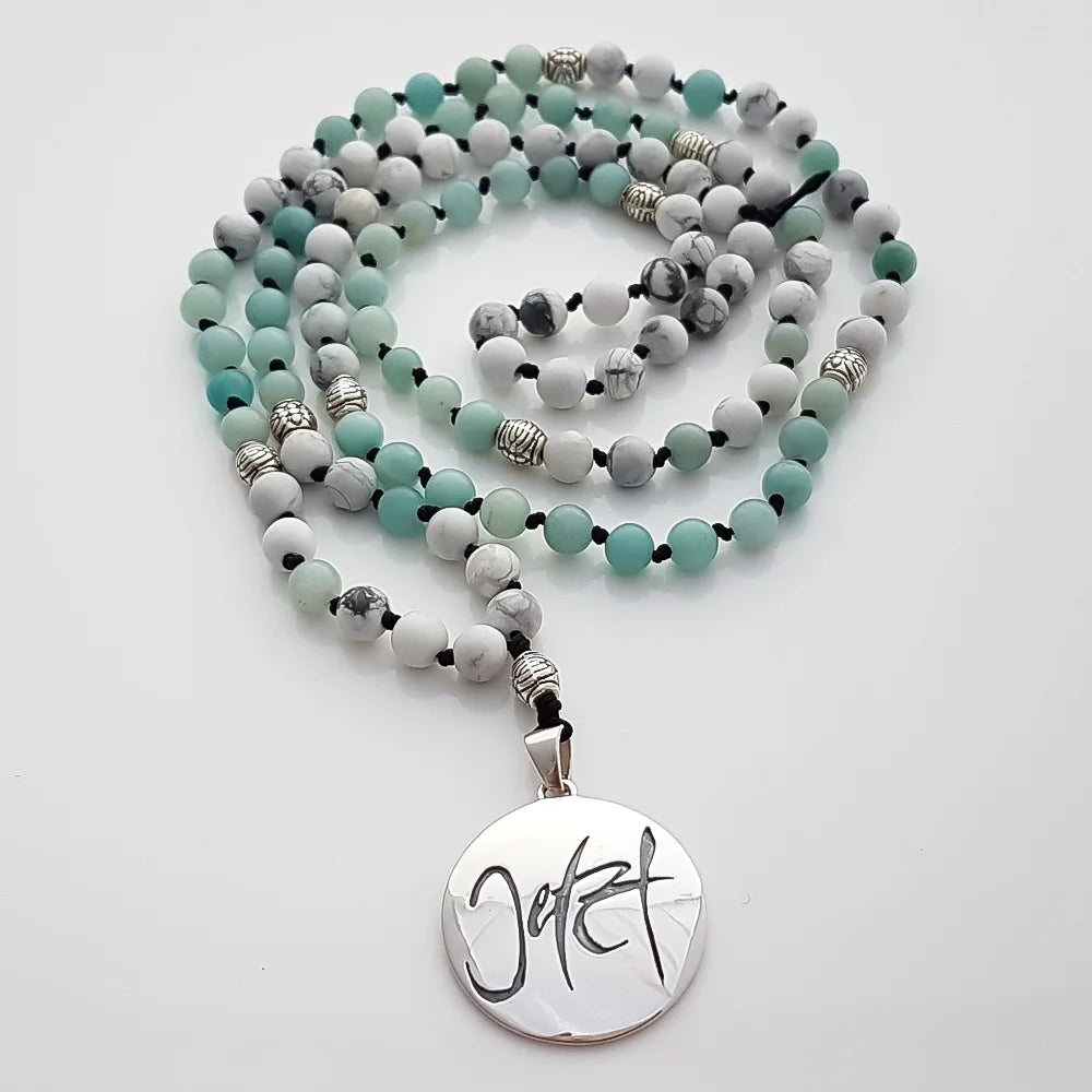 Handgemachte Jetzt-Mala Howlith/Amazonit – Original von Sign by Jwala®, limitiertes Einzelstück, hochwertige Edelstein-Kette für Präsenz, Wohlbefinden und Inspiration