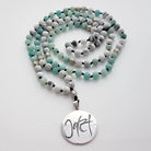 Handgemachte Jetzt-Mala Howlith/Amazonit – Original von Sign by Jwala®, limitiertes Einzelstück, hochwertige Edelstein-Kette für Präsenz, Wohlbefinden und Inspiration