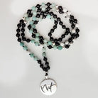 Premium Mala „Mut“ Onyx, Howlith & Amazonit – Sign by Jwala®, edle Handarbeit, Unikat, exklusives Schmuckstück für Schutz, innere Stärke und spirituelle Entwicklung