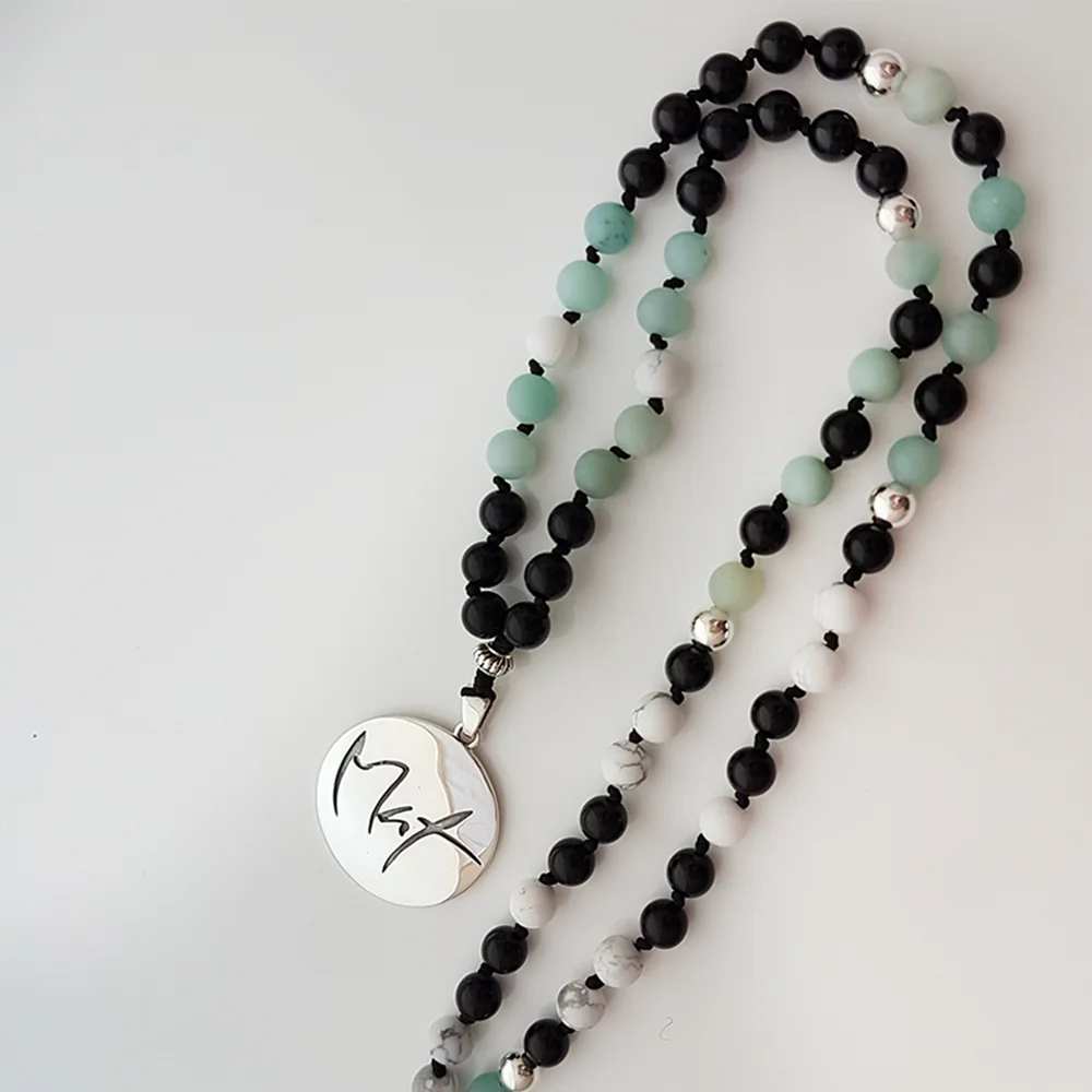 Handgemachte Mut-Mala Onyx/Howlith/Amazonit – Original von Sign by Jwala®, limitiertes Einzelstück, hochwertige Edelstein-Kette für emotionale Balance, Energie und Selbstvertrauen