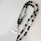 Handgemachte Mut-Mala Onyx/Howlith/Amazonit – Original von Sign by Jwala®, limitiertes Einzelstück, hochwertige Edelstein-Kette für emotionale Balance, Energie und Selbstvertrauen