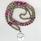 Handgemachte Mut-Mala Labradorit/pinker Achat – Original von Sign by Jwala®, limitiertes Einzelstück, hochwertige Edelstein-Kette für innere Stärke, Heilung und Achtsamkeit