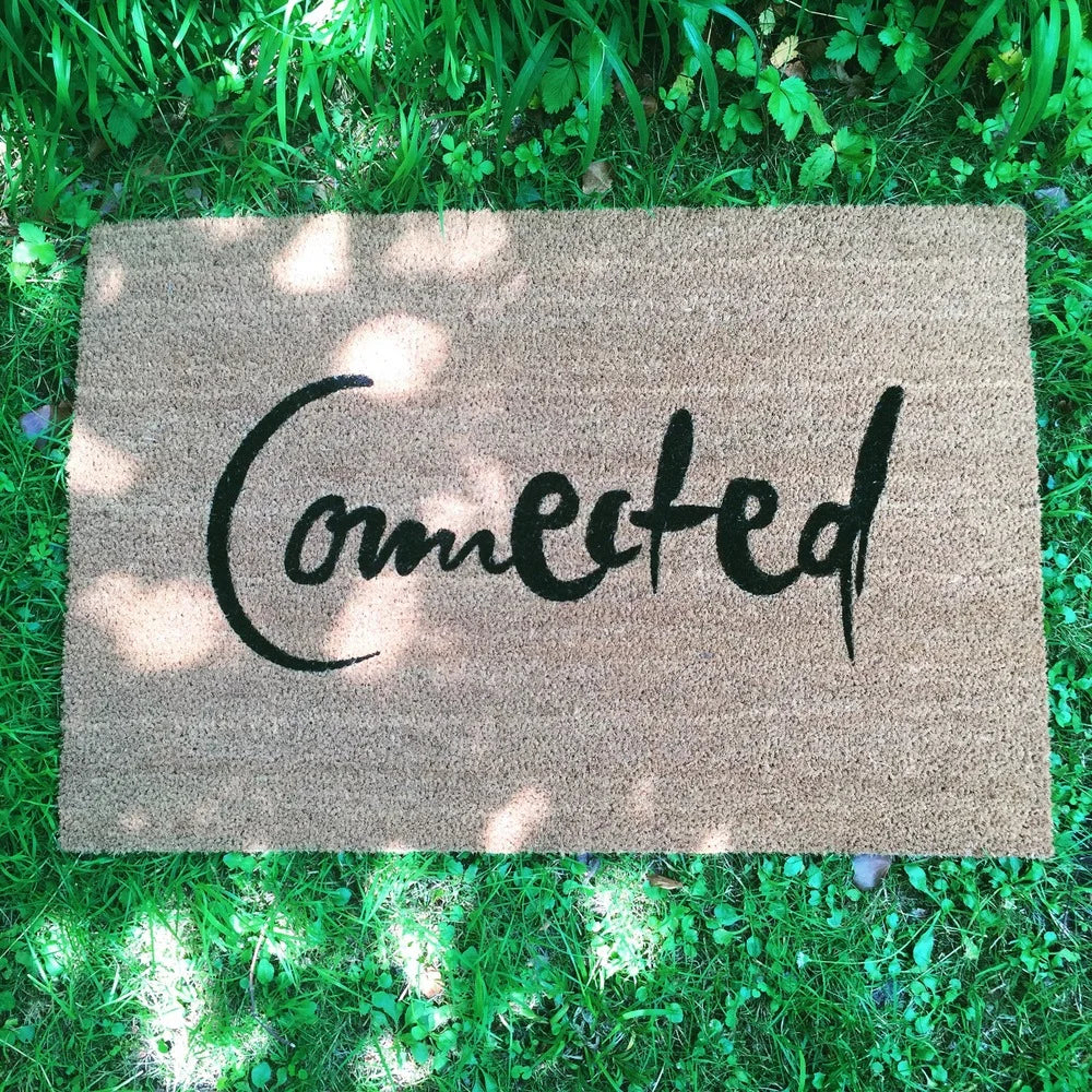 Spirituelle braune Fußmatte mit schwarzen Spruch "Connected" für Innenräume und überdachte Außenbereiche