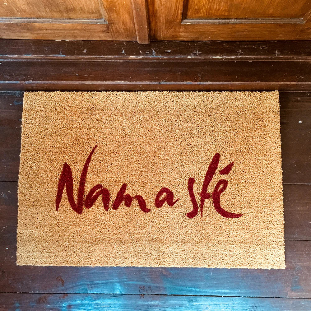 Namasté Fußmatte aus Tirol für Innen und Außen mit roter Schrift
