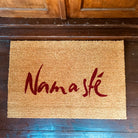 Namasté Fußmatte aus Tirol für Innen und Außen mit roter Schrift