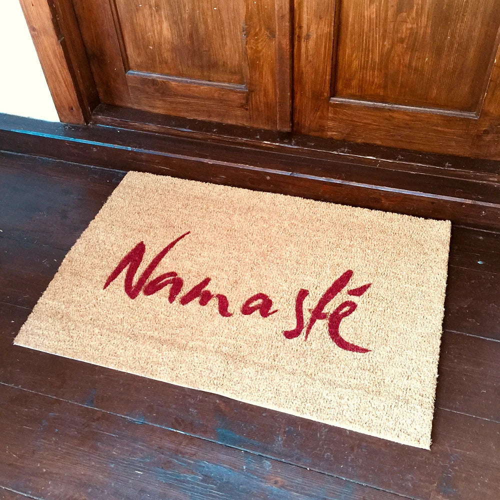 Handgefertigte Namasté Fußmatte aus brauner Kokosfaser mit roter Aufschrift