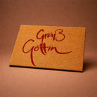 Original Fußmatte „Grüß Göttin“ Rot – Sign by Jwala®, Premiumqualität, waschbar, dekoratives Highlight für den Eingangsbereich