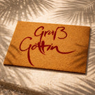 Luxus Fußmatte „Grüß Göttin“ Rot – Original von Sign by Jwala®, edles Wohnaccessoire, rutschhemmend, für stilvolle Eingänge