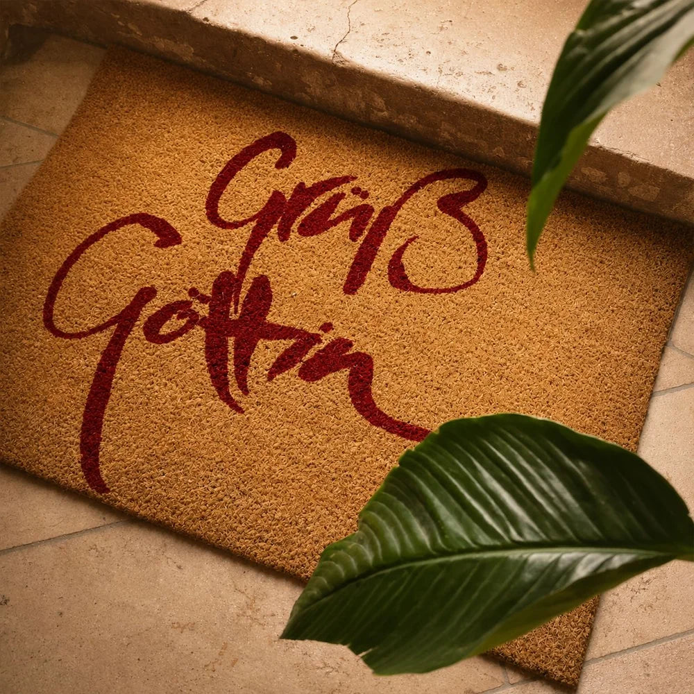 Handgefertigte Fußmatte „Grüß Göttin“ Rot – Sign by Jwala®, robust, pflegeleicht, Limited Edition, exklusives Design für Haus und Wohnung