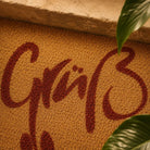Exklusive Fußmatte „Grüß Göttin“ in Rot – Hochwertige, rutschfeste und strapazierfähige Ausführung. Original von Sign by Jwala®, Limited Edition. Stilvolles Wohnaccessoire für einen besonderen Empfang.