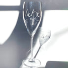 Exklusives Designer-Champagnerglas von Riedel mit Gravur „Liebe“ – Premium Luxusglas, von Hand sandgestrahlt in Rattenberg/Tirol und exklusiv veredelt vom SignShop Tirol – Edles Geschenk für Genießerinnen und Genießer, das von Herzen kommt, online kaufen