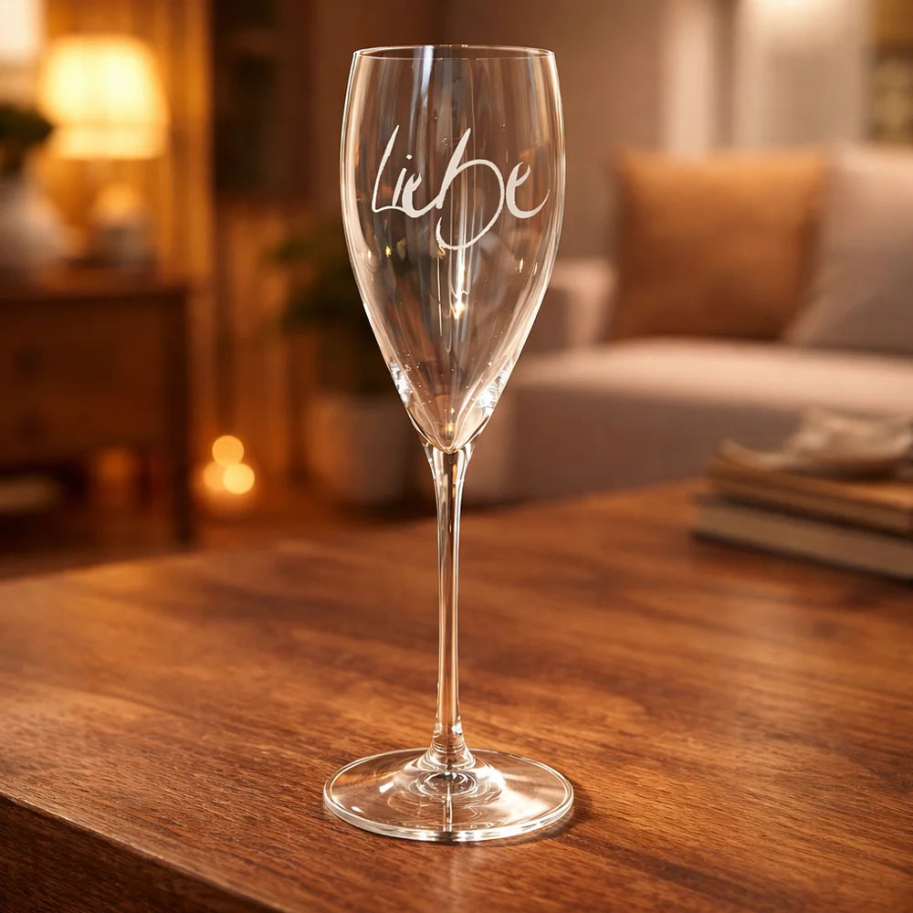 Exklusives Designer-Champagnerglas „Liebe“ kaufen – Hochwertiges Luxusglas mit individueller Gravur online im SignShop Tirol bestellen – Edles Geschenk für anspruchsvolle Genießer und Genießerinnen