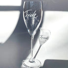 Exklusives Designer-Champagnerglas von Riedel mit Gravur „Friede“ – Premium Luxusglas, von Hand sandgestrahlt in Rattenberg/Tirol und exklusiv veredelt vom SignShop Tirol – Edles Geschenk für Genießerinnen und Genießer online kaufen
