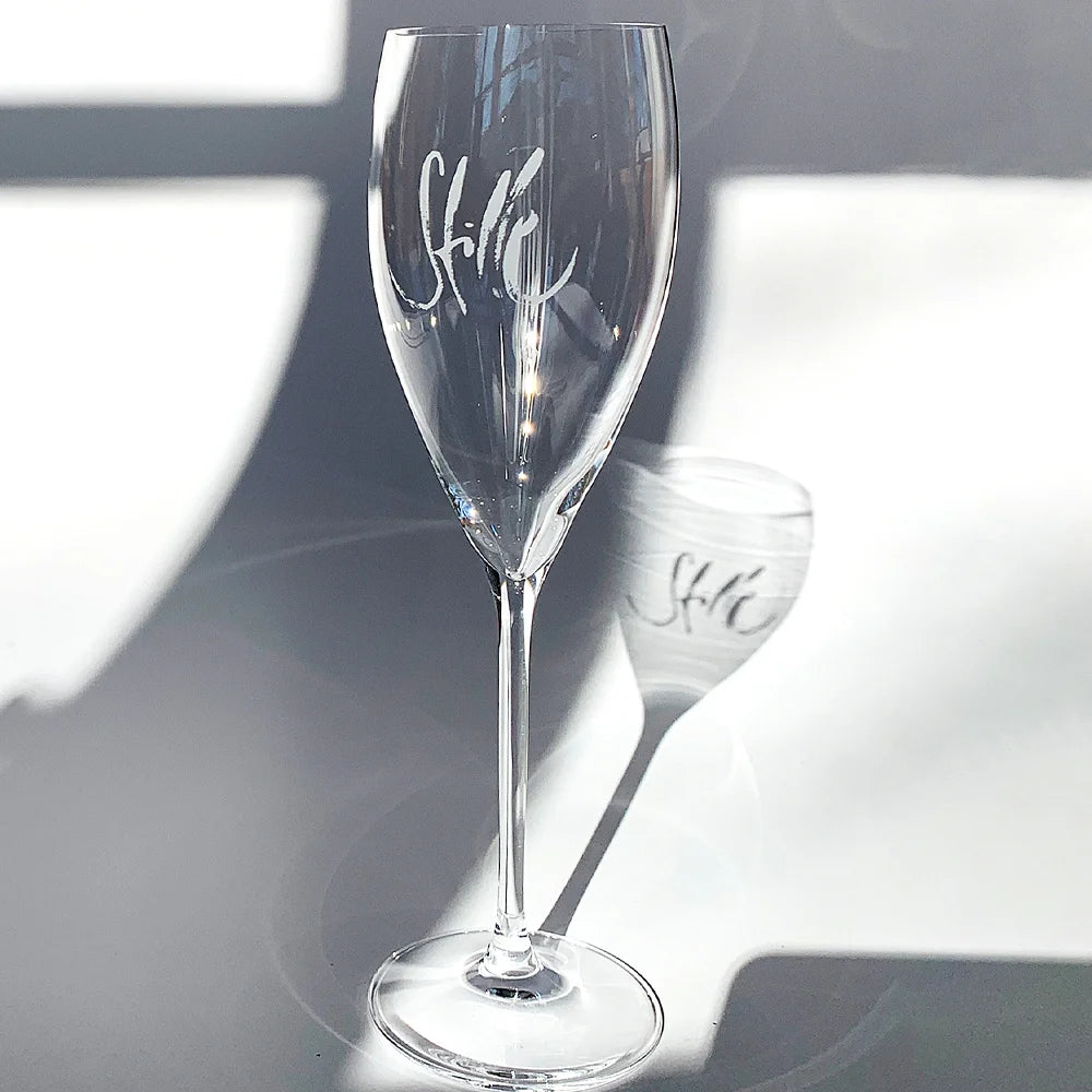 Exklusives Designer-Champagnerglas von Riedel mit Gravur „Stille“ – Premium Luxusglas, von Hand sandgestrahlt in Rattenberg/Tirol und exklusiv veredelt vom SignShop Tirol – Edles Geschenk für Genießerinnen und Genießer zur besinnlichen Weihnachtszeit online kaufen