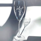 Exklusives Designer-Champagnerglas von Riedel mit Gravur „Jetzt“ – Premium Luxusglas, von Hand sandgestrahlt in Rattenberg/Tirol und exklusiv veredelt vom SignShop Tirol – Edles Geschenk für anspruchsvolle Genießerinnen und Genießer online kaufen