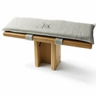 Ergonomischer Meditationshocker aus Zirbenholz – exklusive Sitzgelegenheit, jetzt sicher im SignShop Tirol kaufen
