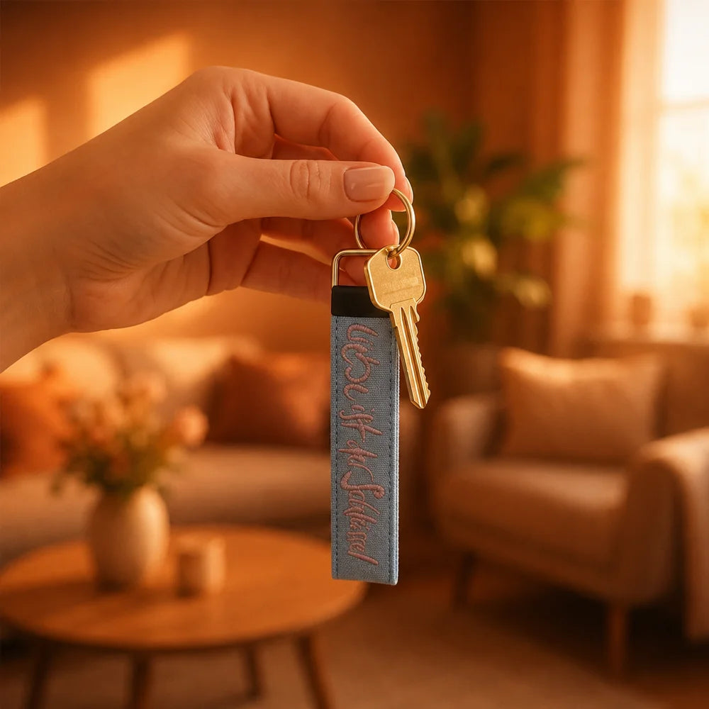 Premium Schlüsselanhänger „Liebe ist der Schlüssel“ hellblau – Sign by Jwala®, edles Design, langlebig und stilvoll, Unikat aus Tirol, exklusives Wohn- und Taschenaccessoire
