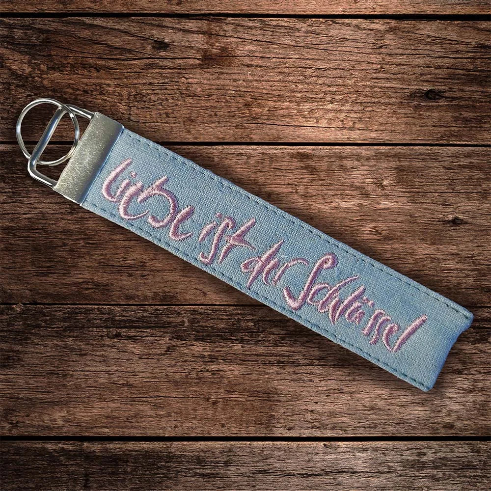 Handgemachter Schlüsselanhänger „Liebe ist der Schlüssel“ hellblau – Original von Sign by Jwala®, limitiertes Einzelstück, hochwertiges Geschenk für besondere Anlässe