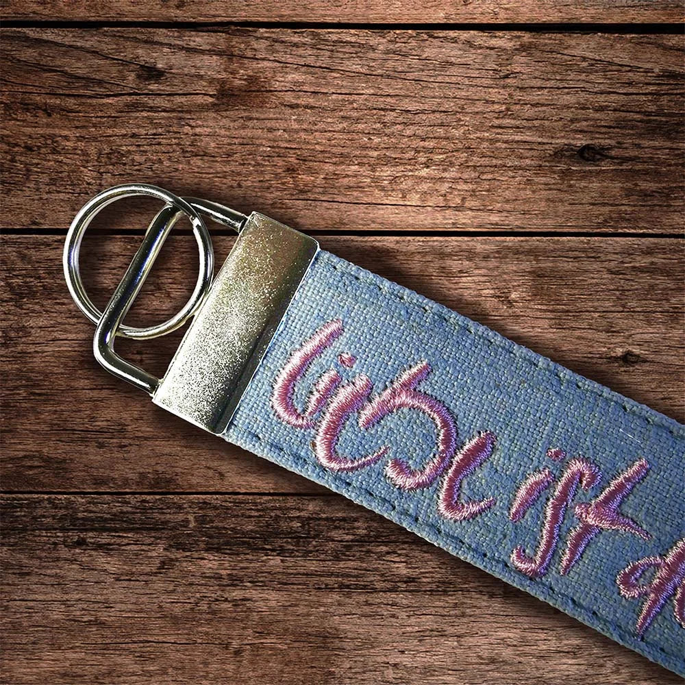 Original Schlüsselanhänger „Liebe ist der Schlüssel“ hellblau – SignShop.Tirol, einzigartiges Accessoire, handgemacht, wertvolles Präsent für Herzensmenschen