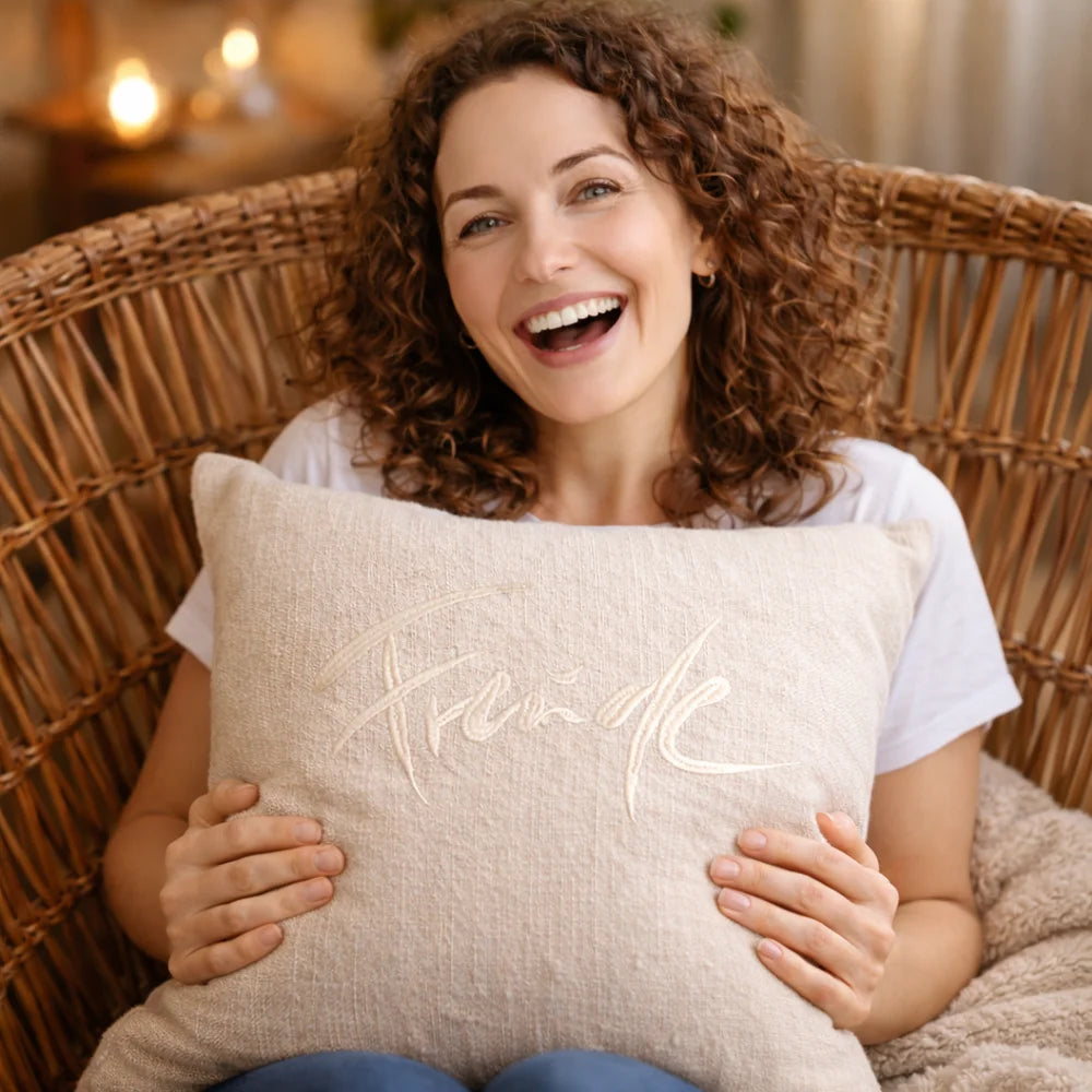 Stilvolle Kissenhülle „Freude“ in Creme – Premium Handarbeit, Sign by Jwala®, exklusives Accessoire für stilvolles Wohnen