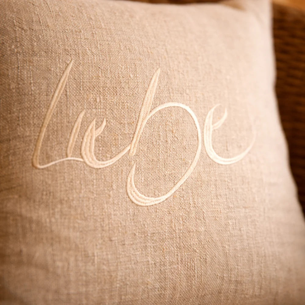 Luxus Kissenhülle „Liebe“ in Creme – Sign by Jwala®, exklusive Handarbeit, Einzelstück aus Tirol, Premium-Qualität für Ihr Wohnzimmer