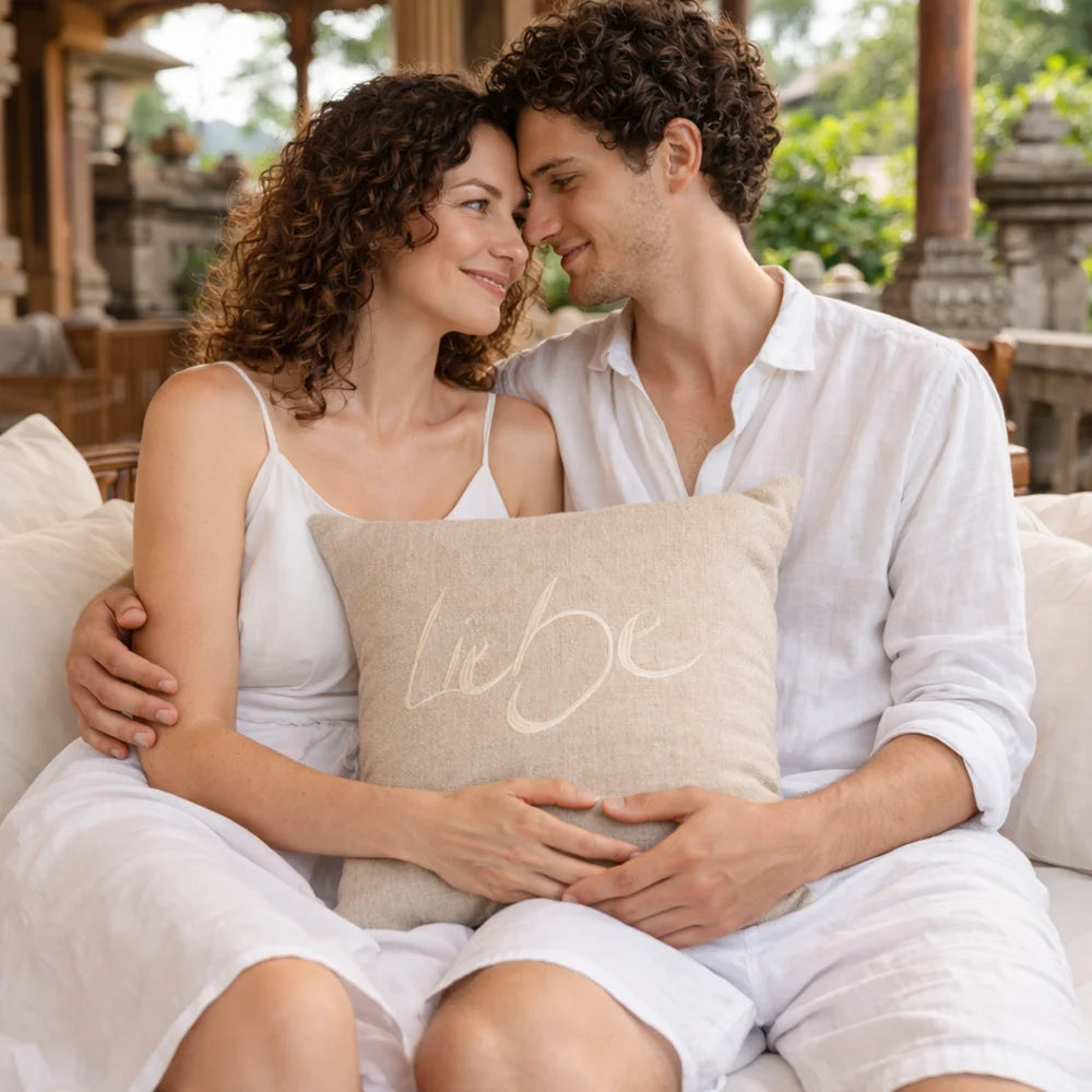 Handgemachte Kissenhülle „Liebe“ in Creme – Original von Sign by Jwala®, limitierte Auflage, liebevoll gefertigt, luxuriöses Wohntextil