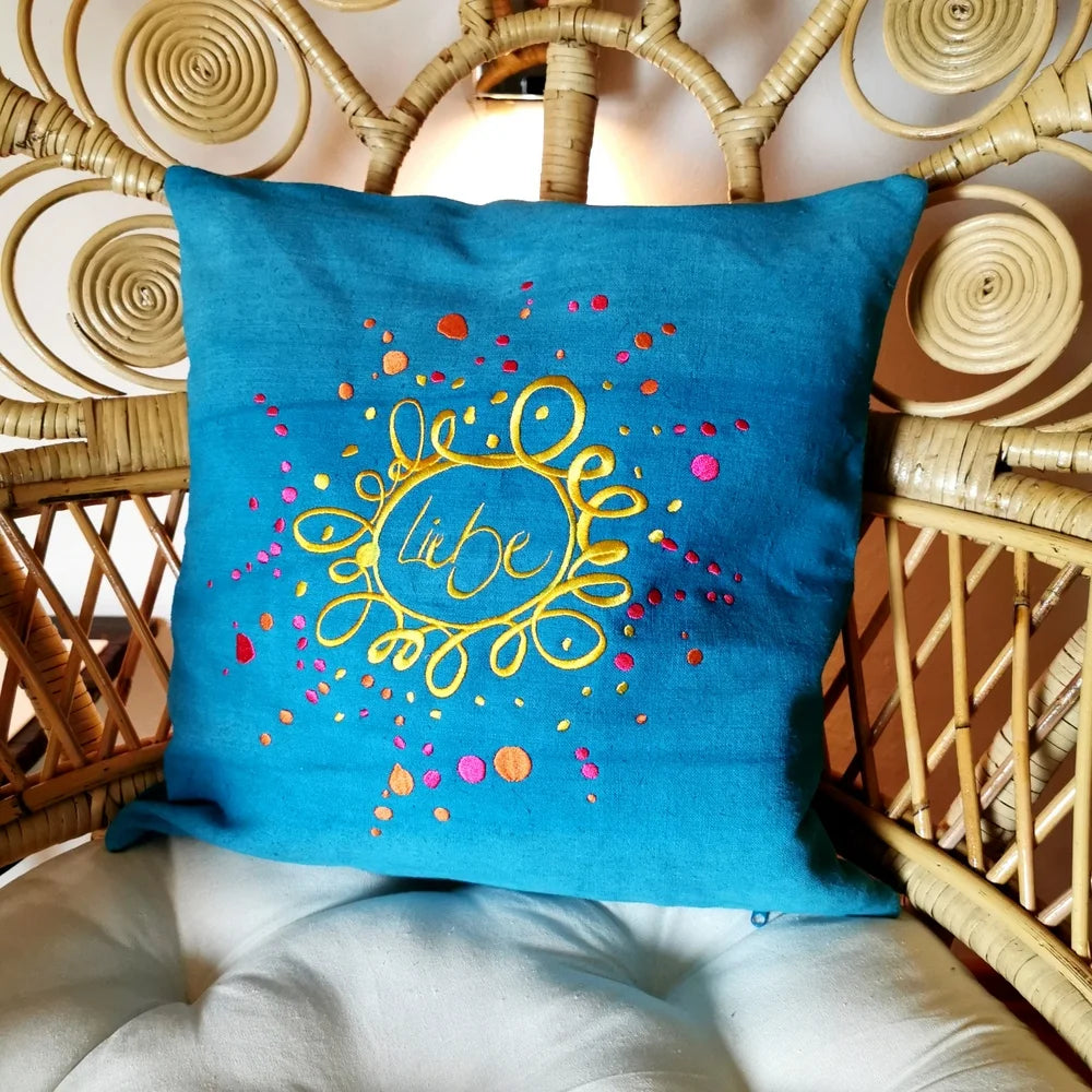 Dekoratives Zirbenkissen „Liebe Ornament“ – Handgefertigtes Unikat aus Bauernleinen mit Zirbenholzfüllung und inspirierender Stickerei, online im SignShop Tirol kaufen