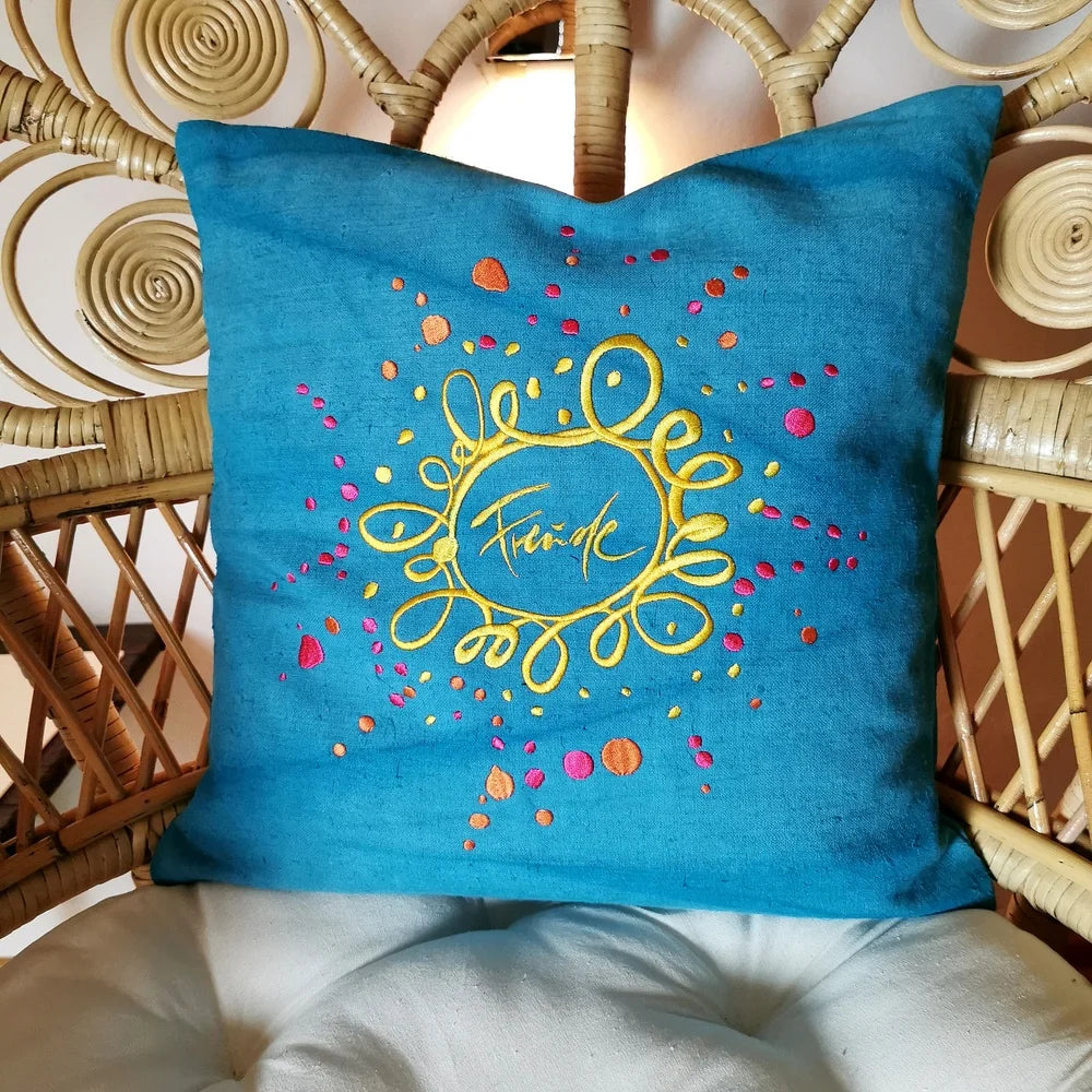 Besonderes Bauernleinen Zirbenkissen „Freude“ – Dekoratives, handgefertigtes Kissen mit Zirbenholzfüllung und Stickerei online im SignShop Tirol kaufen